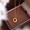 Colar de Diamante Rosa Estilo Retro Vintage de Luxo Leve para Mulheres, Colar Caleidoscópio Totalmente Diamantado em Ouro Areia Estilo Antigo