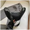 Bolso único de cuerno con textura mate para mujer, nuevo bolso de hombro y cruzado versátil de gamuza vintage de alta gama 2026