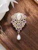 Broche Violeta Gota d'Água Pérola Estilo Retrô Francês de Luxo Leve, Sensação de Luxo Leve e Alto Padrão, Cravejado com Diamantes, Acessório Elegante e Versátil para Casaco