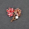 Broche con forma de hoja de arce, estilo retro europeo y americano, con forma de gota de esmalte y perla roja.