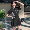 Traje de baño de una pieza estilo falda, adelgazante, conservador, estilo nuevo para mujer, Verano 2026, para vacaciones en aguas termales y protección solar, al por mayor en stock