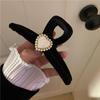 Pinza para el pelo de corazón de perla con lazo, pinza de garra de terciopelo para otoño e invierno para mujer, accesorio para el pelo de pinza superior de estilo francés vintage de alta gama, inspirado en Chanel