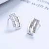Pendientes de botón geométricos huecos Chengyi para mujer Plata de ley 925 simples estilo frío Ins pendientes de lujo ligero diseño de nicho avanzado