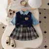 Nuevo Traje de Tres Piezas para Bebé Estilo Preppy de Otoño 2025: Camisa de Punto, Chaleco de Punto, Falda Plisada a Cuadros