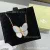 Collar de mariposa V Gold de alta gama nuevo, con baño grueso de oro rosa de 18k, collar de nácar blanco, ventas directas de fábrica y dropshipping disponibles