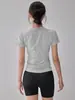 Conjunto esportivo casual feminino para o verão, camiseta de manga curta respirável de secagem rápida, calça capri, top justo para corrida e academia