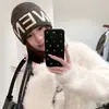 Gorro de Punto con Letra Americana para Mujer Otoño Mezcla de Lana Moderno Circunferencia de Cabeza Grande Hace que la Cara Parezca Más Pequeña Cálido Gorro de Lana