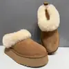 Novas botas de neve grossas e estilosas para o inverno de 2026, com forro de pelo, design casual slip-on de bico redondo, antiderrapantes, sapatos peludos fáceis de calçar.