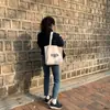 Em estoque Bolsa de Lona de Desenho Animado Carregando na Mão Ombro Único Estudante Tutores Literatura Combina com Tudo Quatro Estações Bolsa de Pano Portátil Bolsa para Commuter para Mulheres
