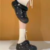 Sandalias de Verano Nuevas Estilo Coreano con Tachuelas Puntera Cerrada Slip-On para Mujer Simples de Color Sólido Versátiles para Exteriores Suela Gruesa