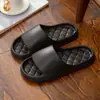 Zapatillas Estilo 2026 Cuadros "Sensación de Pisar Mierda" Frescas Moldeadas de Una Pieza Antideslizantes Silenciosas para Hogar Baño Chanclas En Stock Venta al Por Mayor