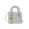 Bolso Diana de moda transfronterizo, un diseño de nicho con bordado de patrón de diamantes, un bolso tote de gran capacidad adecuado para ir al trabajo y un elegante bolso cruzado