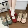 Zapatos de tacón grueso estilo retro francés color rojo que aumentan la altura, de boca poco profunda, para mujer, nuevo modelo de otoño 2026, versátiles zapatos Mary Jane que combinan bien con faldas