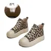 Zapatos de mujer de caña alta 2026, zapatillas casuales versátiles de suela gruesa de lujo ligero, zapatos de mujer de caña alta con estampado de leopardo