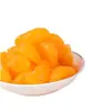Laranjas frescas em calda de açúcar, caixa fechada, latas grandes comerciais de rodelas de laranja, lanches de frutas prontos para comer