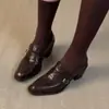 Cinto elegante com fivela, sapatos de couro pequenos estilo britânico para primavera/outono, mocassins de salto grosso, sapatos slip-on pretos da moda femininos, novo estilo 2026