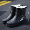 Botas de lluvia de chef de tubo corto nuevas, botas de exterior impermeables, zapatos de trabajo antideslizantes para cocina, botas de lluvia forradas de polar y engrosadas