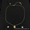 Collar Cruzado Chanel Doble C Nueva Colección, Auténtico con Etiquetas, Alta Calidad, Venta al por Mayor con Descuentos por Cantidad, Directo del Fabricante