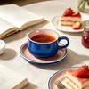 Juego de vajilla de cerámica de color bloque azul nórdico y rosa para uso doméstico, que incluye cuencos, platos, tazas, teteras, platos decorativos y moldes para hornear únicos, disponibles para exportación al por mayor.