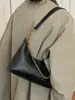 Bolso de axila tipo dumpling retro de nicho estilo coreano para mujer, nuevo bolso cruzado de alto valor 2026, bolso de hombro casual para el día a día