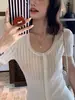 Camiseta Branca Relaxada e Casual com Gola Redonda, Detalhes Vazados e Manga Curta para Mulheres, Top de Malha Fina Slim Fit para o Verão
