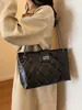 Bolsa de Ombro Acolchoada Grande Capacidade para Viagens Transfronteiriças para Mulheres, Nova Moda 2026 Simples Estilo Chanel Bolsa de Ombro Transversal