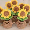 Planta de girasol de lana tejida a ganchillo hecha a mano en maceta, flor eterna, decoración de escritorio para el hogar y el coche