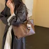 Bolsa de mano retro casual de gran capacidad para mujer, nuevo modelo 2026, casual y sofisticada, adecuada para el trabajo y los desplazamientos, bolso de hombro grande