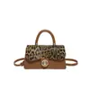 Bolsa de Mão Quadrada Pequena com Estampa de Leopardo Estilo Coreano para Revenda Bolsa Feminina 2025 Inverno Nova Moda Bolsa de Ombro com Costura Bolsa Transversal para o Dia a Dia