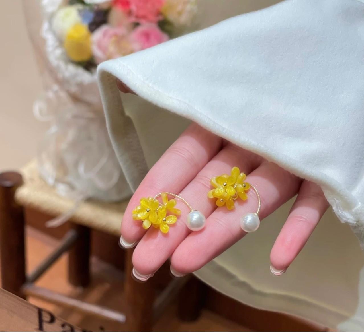 黄色耳钩小花