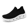 Sapatos masculinos com passos largos são respiráveis para todas as estações, com cabedal em malha fly-knit, ajuste largo, design slip-on, e estão disponíveis em todo preto ou preto e branco.
