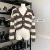 Elegante colección de otoño estilo francés: elegante top de manga corta, elegante abrigo de piel sintética de visón a rayas, cárdigan de punto
