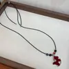 Colar Longo Vermelho Veludo com Contas para Mulheres, Único e Doce, Adequado para Outono e Inverno, Corrente Versátil para Suéter, Corrente para Moletom