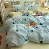 Juego de ropa de cama de cuatro piezas de algodón 100% clase A para dormir sin ropa, funda de edredón de algodón puro con estampado de dibujos animados fresco y lindo estilo ins, juego de tres piezas para dormitorios de estudiantes