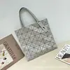 25 Bolsos Nuevos para Mujer Original Japonés Geométrico Acolchado Brillante 6 Compartimentos Mismo Color Color Base Tachonado Mismo Color Bolso de Mano Bolso de Hombro