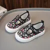 Novos sapatos casuais de lona com velcro para bebês meninos e meninas, sola macia, sapatos infantis respiráveis antiderrapantes de primavera e outono, verão