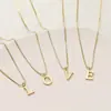 Europa y Estados Unidos venta transfronteriza exquisito collar personalizado de 26 letras moda mujer simple colgante de cobre joyería transfronteriza venta al por mayor