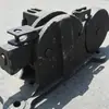 Quadro de distribuição horizontal com base de ferro fundido, fundida e formada integralmente, equipado com um componente de transmissão por articulação