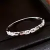 Pulsera con Cierre de Pinza Entrelazada en Forma de C de Zirconia Chapada en Oro de 18 Quilates Pulsera de Lujo Ligero con Sensación de Alta Gama Diseño Personalizado Joyería de Mano Europea y Americana