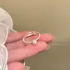 Anel de Pérolas com Laço para Mulheres, Design de Nicho Estilo Ins, Anel Decorativo para Dedo Indicador, Toque de Luxo Leve de Alta Qualidade, Anel Empilhável