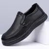 Sapatos casuais de couro masculinos para comércio exterior transfronteiriço, novo modelo de outono, mocassins pretos sem cadarço para dirigir, mocassins macios e confortáveis de couro