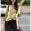 Camiseta Amarela Manga Curta Ombro Direito Assimétrica para Mulheres no Verão, Estilo Curto Assimétrico, Cintura Fina e Top com Fita
