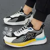Zapatillas versátiles para hombre, modelo nuevo de verano ligero, zapatillas de running de malla transpirable para hombre con suelas blandas, zapatos casuales antideslizantes para viajar