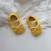 Zapatos nuevos de primavera 2024 para bebé estilo western para niñas de bebé, antideslizantes, con tacón anticaída, zapatos para niños pequeños, cuero genuino, zapatos de suela blanda Yangjing