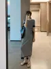 Vestido de Punto a Rayas Blancas y Negras para Mujer 2026 Verano Nuevo Estilo Ceñido a la Cintura Adelgazante Elegante Estilo Diosa Vestido Largo con Cordón para Mujer