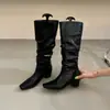 La primera vez que vi estas botas largas de gamuza estilo coreano, de punta cuadrada, que aumentan la altura interior, quedé inmediatamente impresionado.. Se ven fantásticos y hacen que tus piernas parezcan más largas. También tienen un puño ancho