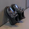 Sapatos de couro para meninas, nova coleção primavera/outono 2026, sapatos infantis simples com solas macias, antiderrapantes, adequados para apresentações, mocassins para meninas, sapatos de performance estilo princesa
