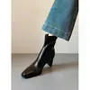 Primeiro Encontro Botas Slim de Salto Grosso Retrô Francesas Sazonais para Mulheres 2026 Novo Outono/Inverno Pretas Silenciosas de Salto Alto para o Dia a Dia Botas de Cano Curto