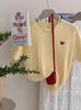 Suéter de Tricô Bordado Torcido Estilo Coreano Redutor de Idade Feminino Verão Design com Senso Tricô Macio Sedoso Manga Curta Ombro a Ombro Novo Estilo Fino