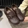 Zapatos de moda de estilo coreano con puntera dividida y hebillas metálicas, mocasines de cuero de suela plana, colección otoño 2026, zapatos slip-on de estilo británico